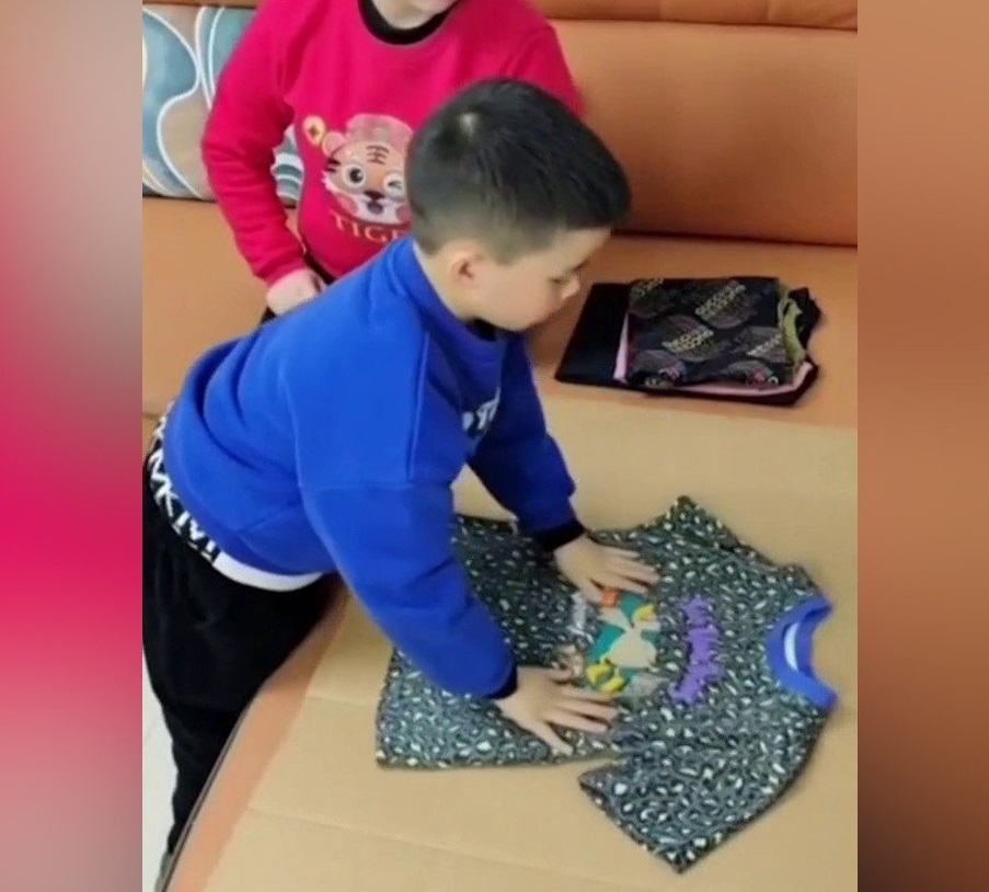Un niño utiliza un curioso sistema para doblar la ropa - Sergio Lapegue